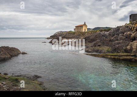 Petite église de Santa Catalina, sur la côte de Mundaca village de Gascogne durant une journée nuageuse, Espagne Banque D'Images