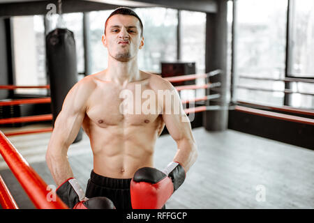 Boxeur Homme Sur Le Stade. Salle De Fitness Extérieur. Entraînement  Musculaire Athlétique De Type En Gants De Boxe. Succès Sportif Photo stock  - Image du fond, biceps: 247494466