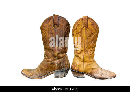 Paire de bottes de cow-boy usé marron et jaune isoler contre fond blanc Banque D'Images