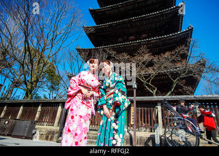 KYOTO, JAPON - Mars 36, 2015 : Touristique au Temple Kiyomizu-dera, pendant le temps des cerisiers en fleur vont fleurir à Kyoto, Japon Banque D'Images