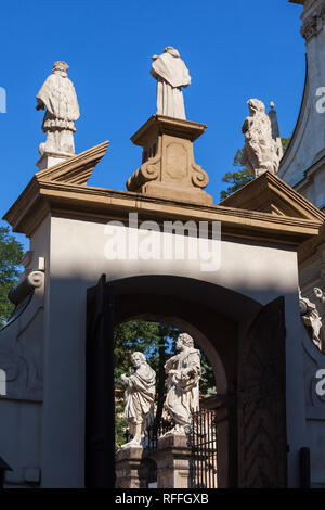 Statues de saints à l'Église des Apôtres Pierre et Paul et le fronton de la porte d'église Saint-andrew à Cracovie, Pologne Banque D'Images