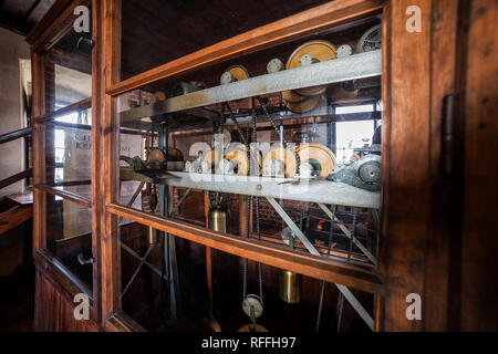 Pologne, Cracovie, roues et chaînes de l'ancien mécanisme d'horloge dans la ville Grande tour intérieur du Musée Historique de la ville de Cracovie Banque D'Images