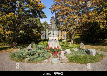 Jésus-christ monument avec mots 'Jésus J'ai confiance en vous" dans Moczydlo Park dans la ville de Varsovie, Pologne Banque D'Images