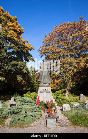 Jésus-christ monument avec mots 'Jésus J'ai confiance en vous" dans Moczydlo Park dans la ville de Varsovie, Pologne Banque D'Images