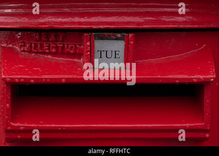 Close up de la fente de rouge lumineux post box avec des gouttelettes de pluie Banque D'Images