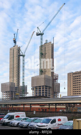 Gros noyaux en béton du nouveau haut lieu Square Victoria polyvalent de développement du commerce au détail dans le centre-ville en construction à Woking, Surrey, UK Banque D'Images