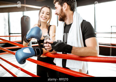 L'homme et la femme s'amuser ensemble pendant la pause après la formation sur le ring de boxe à la salle de sport Banque D'Images