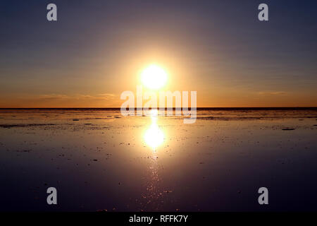 Reflet de la célèbre effet miroir au coucher du soleil sur d'Uyuni ou Salar de Uyuni en Bolivie, Amérique du Sud Banque D'Images