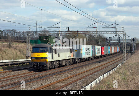 Une locomotive électrique de classe 90 nombre 90043 un travail Freightliner à Dudswell sur la ligne principale de la côte ouest. Banque D'Images