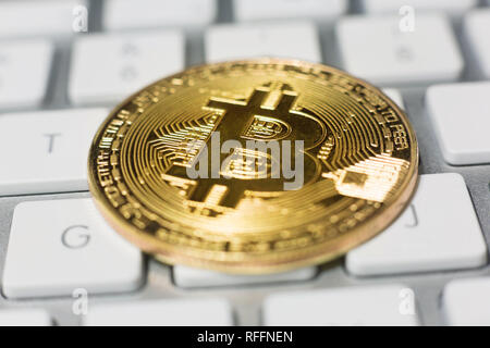 Crypto Bitcoin coin placé sur un clavier d'ordinateur blanc minimaliste Banque D'Images