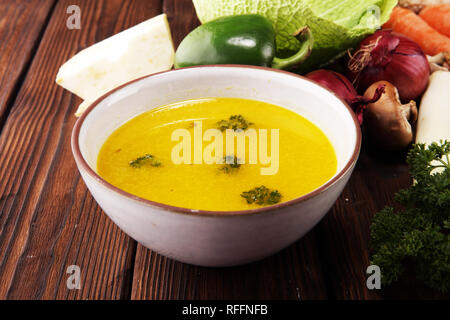 Bouillon avec carottes, oignons divers légumes frais dans un pot - frais colorés clear spring soupe. Cuisine végétarienne paysage rural bouillon Banque D'Images