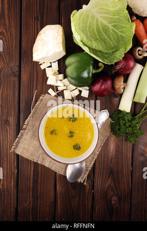 Bouillon avec carottes, oignons divers légumes frais dans un pot - frais colorés clear spring soupe. Cuisine végétarienne paysage rural bouillon Banque D'Images