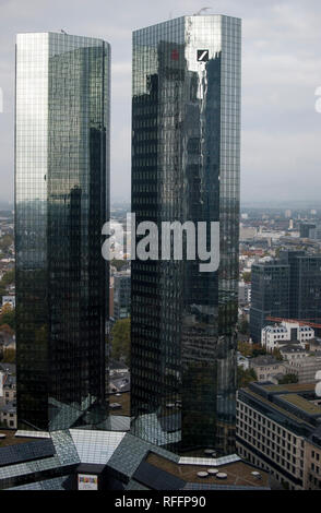 Une vue complète du Tours jumelles de la Deutsche Bank à Francfort, Allemagne. Banque D'Images