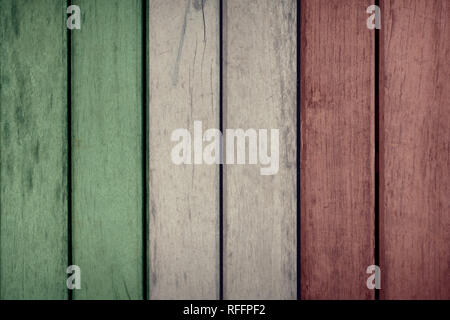 La politique de l'Italie Actualités Concept : Drapeau Italien clôture en bois Banque D'Images