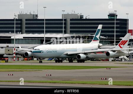 L'Aéroport International d'Amsterdam Schiphol, l'Airbus A340 de Cathay Pacific, Amsterdam, Hollande du Nord, Pays-Bas Banque D'Images