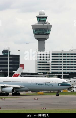 L'Aéroport International d'Amsterdam Schiphol, l'Airbus A340 de Cathay Pacific, Amsterdam, Hollande du Nord, Pays-Bas Banque D'Images