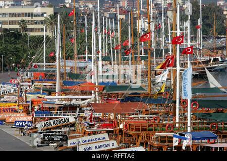 TUR, Turquie, Alanya : Riviera Turque. Bateaux à voile port de touristes, promenade. | Banque D'Images