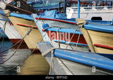 TUR, Turquie, Alanya : Riviera Turque. Les bateaux de pêche du port. | Banque D'Images