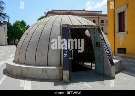 Vieux bunker, entrée au Musée'Art 2 lits superposés, centre-ville, Tirana, Albanie Banque D'Images