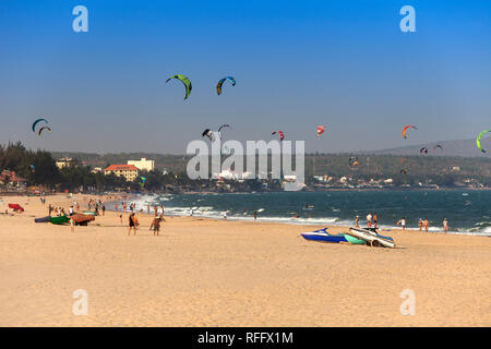 Kites surf sur plage, au Saigon Mui Ne Resort, Mui Ne, Vietnam, Asie Banque D'Images