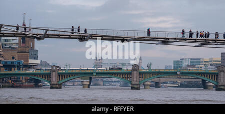 Millennium Bridge en premier plan avec les piétons de marcher à travers. Dans la distance Southwark Bridge, et au-delà que l'emblématique Tower Bridge. Banque D'Images