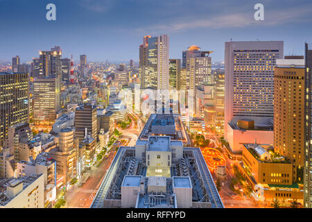 Osaka, Japon le centre-ville de ville dans le quartier d'Umeda au crépuscule. Banque D'Images