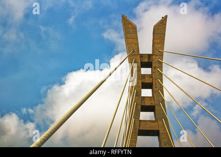 Section d'un pont à câbles contre un ciel bleu vif avec des nuages blancs - pont à péage Lekki-Ikoyi, Lagos, Nigeria Banque D'Images