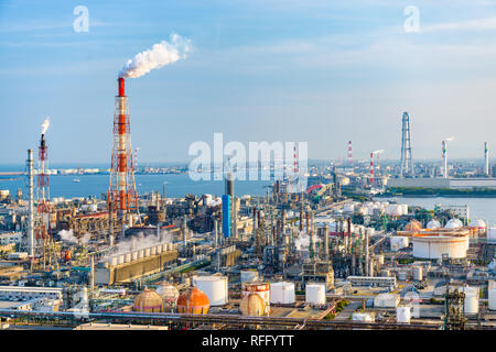 Les usines et les sites de production à la tombée de Yokkaichi, au Japon. Banque D'Images