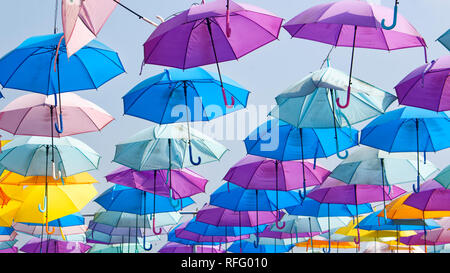 Parasols colorés suspendus dans le ciel Banque D'Images