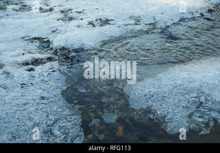 Petit bateau stationné près d'une jetée en bois sur le lac d'Iseo en Italie du Nord, vue sur l'île de Monte Isola. Banque D'Images
