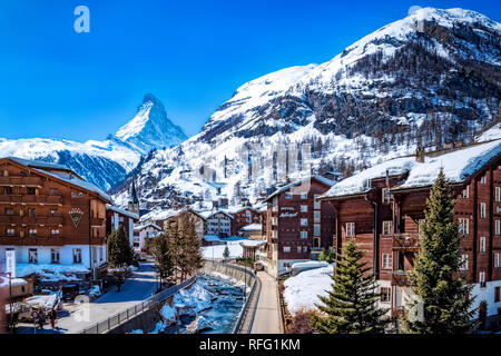 Vue aérienne sur la vallée de Zermatt et Matterhorn Peak Banque D'Images