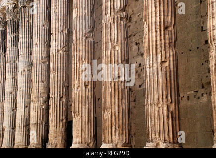 Les colonnes classiques à l'avant du Panthéon de Rome Banque D'Images