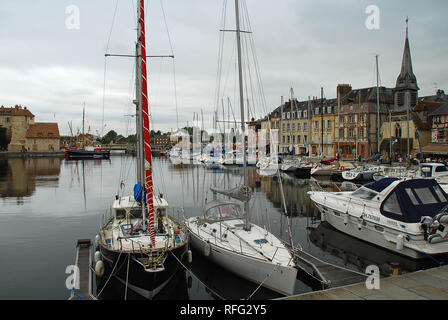 Le port de Honfleur (France) un jour nuageux. Honfleur est une commune française, située dans le département du nord-ouest de la France Banque D'Images