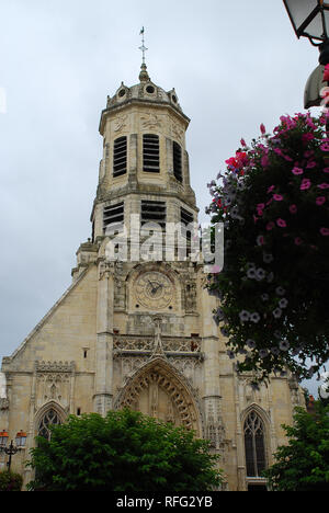 Église Saint-léonard, Honfleur, France, avec une façade de style gothique flamboyant. Honfleur est une commune française, située dans le département du nord-ouest de la France Banque D'Images