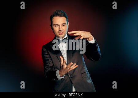 L'occupation professionnelle. Showman en fonction isolés sur le mur montrant trick impressionné Banque D'Images