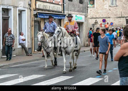 Les Gardians à cheval chevaux camargue à l'assemblée annuelle de taureaux fête, Saint Gilles, Gard, France Banque D'Images