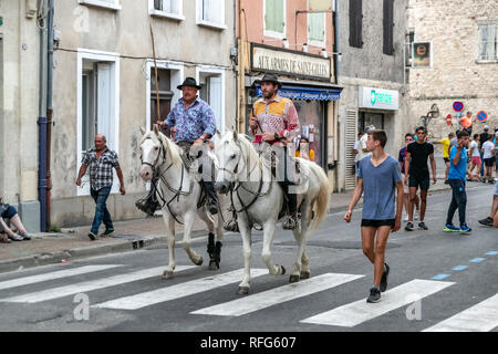 Les Gardians à cheval chevaux camargue à l'assemblée annuelle de taureaux fête, Saint Gilles, Gard, France Banque D'Images