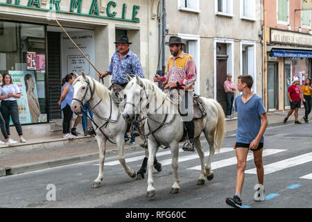 Les Gardians à cheval chevaux camargue à l'assemblée annuelle de taureaux fête, Saint Gilles, Gard, France Banque D'Images