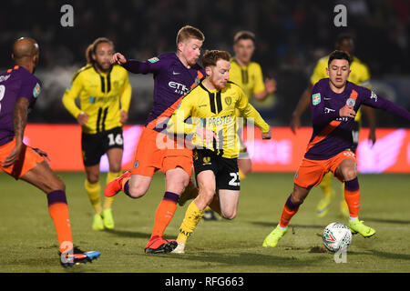 BURTON ON TRENT, Royaume-Uni 23 janvier. Burton Albion avant Liam Boyce (27) batailles avec le milieu de terrain de Manchester City Kevin de Bruyne (17) au cours de l'Carabao Cup match entre Burton Albion et Manchester City au stade de Pirelli, Burton upon Trent le mercredi 23 janvier 2019. (Crédit : MI News & Sport) Banque D'Images