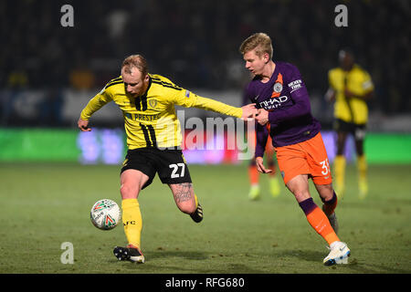 BURTON ON TRENT, Royaume-Uni 23 janvier. Burton Albion avant Liam Boyce (27) batailles avec le milieu de terrain de Manchester City, Oleksandr Zintchenko (35) au cours de l'Carabao Cup match entre Burton Albion et Manchester City au stade de Pirelli, Burton upon Trent le mercredi 23 janvier 2019. (Crédit : MI News & Sport) Banque D'Images