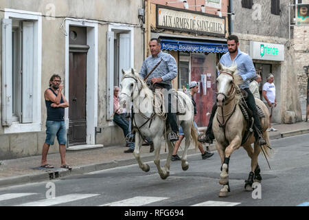 Les Gardians à cheval chevaux camargue à l'assemblée annuelle de taureaux fête, Saint Gilles, Gard, France Banque D'Images