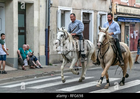 Les Gardians à cheval chevaux camargue à l'assemblée annuelle de taureaux fête, Saint Gilles, Gard, France Banque D'Images