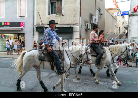 Les Gardians à cheval chevaux camargue à l'assemblée annuelle de taureaux fête, Saint Gilles, Gard, France Banque D'Images