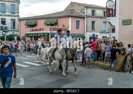 Les Gardians à cheval chevaux camargue à l'assemblée annuelle de taureaux fête, Saint Gilles, Gard, France Banque D'Images