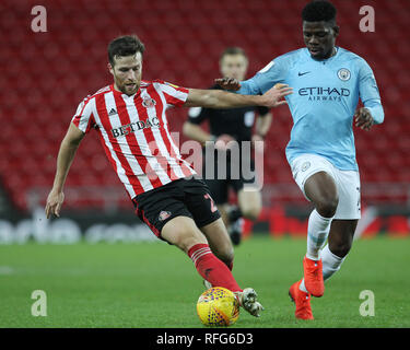 SUNDERLAND, Royaume-Uni 22ème janvier.Adam Matthews de Sunderland en action avec Jeremie Frimpong de Manchester City pendant le match de quart de finale Trophée Checkatrade entre Sunderland et Manchester City sous 23s dans le stade de la lumière, Sunderland, le mardi 22 janvier 2019. (Crédit : Mark Fletcher | MI News & Sport Ltd) ©MI News & Sport Ltd. Banque D'Images