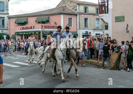 Les Gardians à cheval chevaux camargue à l'assemblée annuelle de taureaux fête, Saint Gilles, Gard, France Banque D'Images