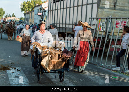 Commerçant de fourrures, poussant le panier dans Old School Défilé des métiers traditionnels à la fête annuelle, Saint Gilles, Gard, France Banque D'Images