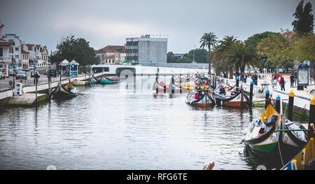 Aveiro, Portugal - Mai 7, 2018 : vue sur le quai de la célèbre Moliceiros, embarcations traditionnelles que utilisés pour récolter les algues une fois et maintenant touristiques transport Banque D'Images