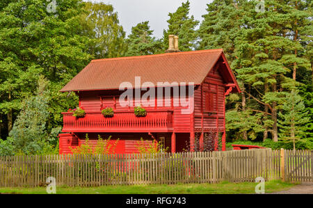 CHALET ROUGE CHÂTEAU GORDON HOUSE ESTATE FOCHABERS ECOSSE entouré par des arbres de pin sylvestre Banque D'Images