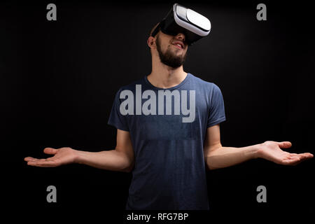 Jeune homme demande lors de l'utilisation d'un pignon de VR. La technologie de la réalité virtuelle est l'avenir de l'entreprise. Copie espace disponible Banque D'Images